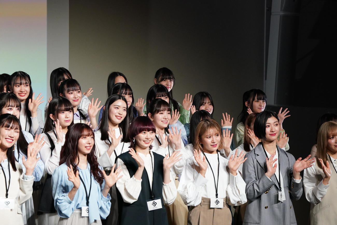 スターダストプラネット新プロジェクト記者発表会で手を振るメンバーたち（撮影・小沢裕）