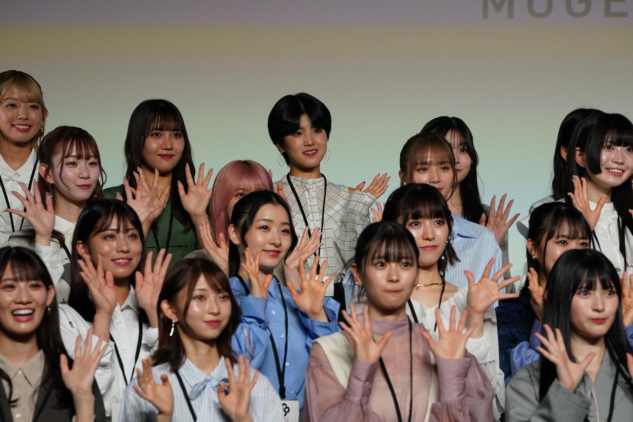 スターダストプラネット新プロジェクト記者発表会で手を振るメンバーたち（撮影・小沢裕）