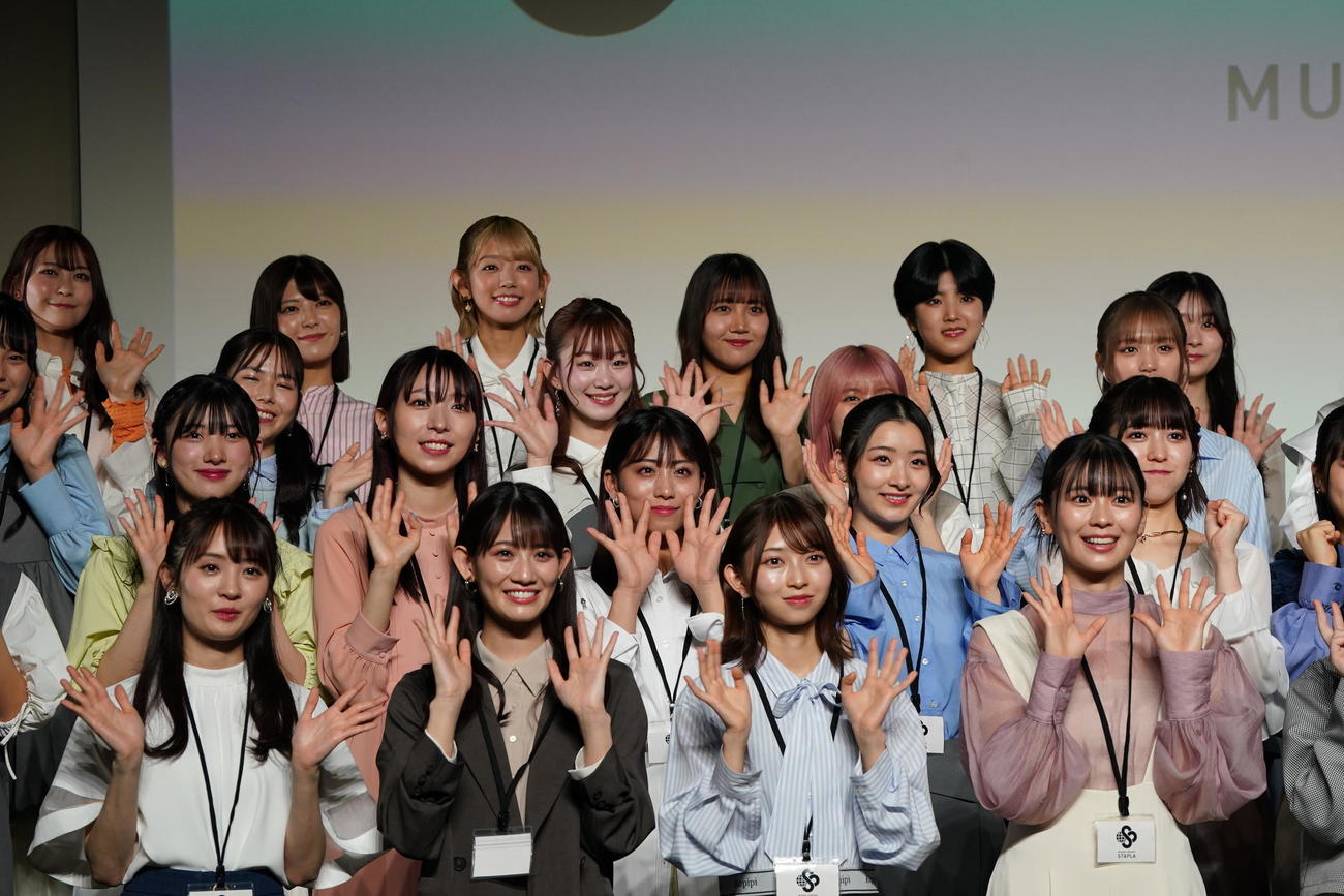 スターダストプラネット新プロジェクト記者発表会で手を振るメンバーたち（撮影・小沢裕）