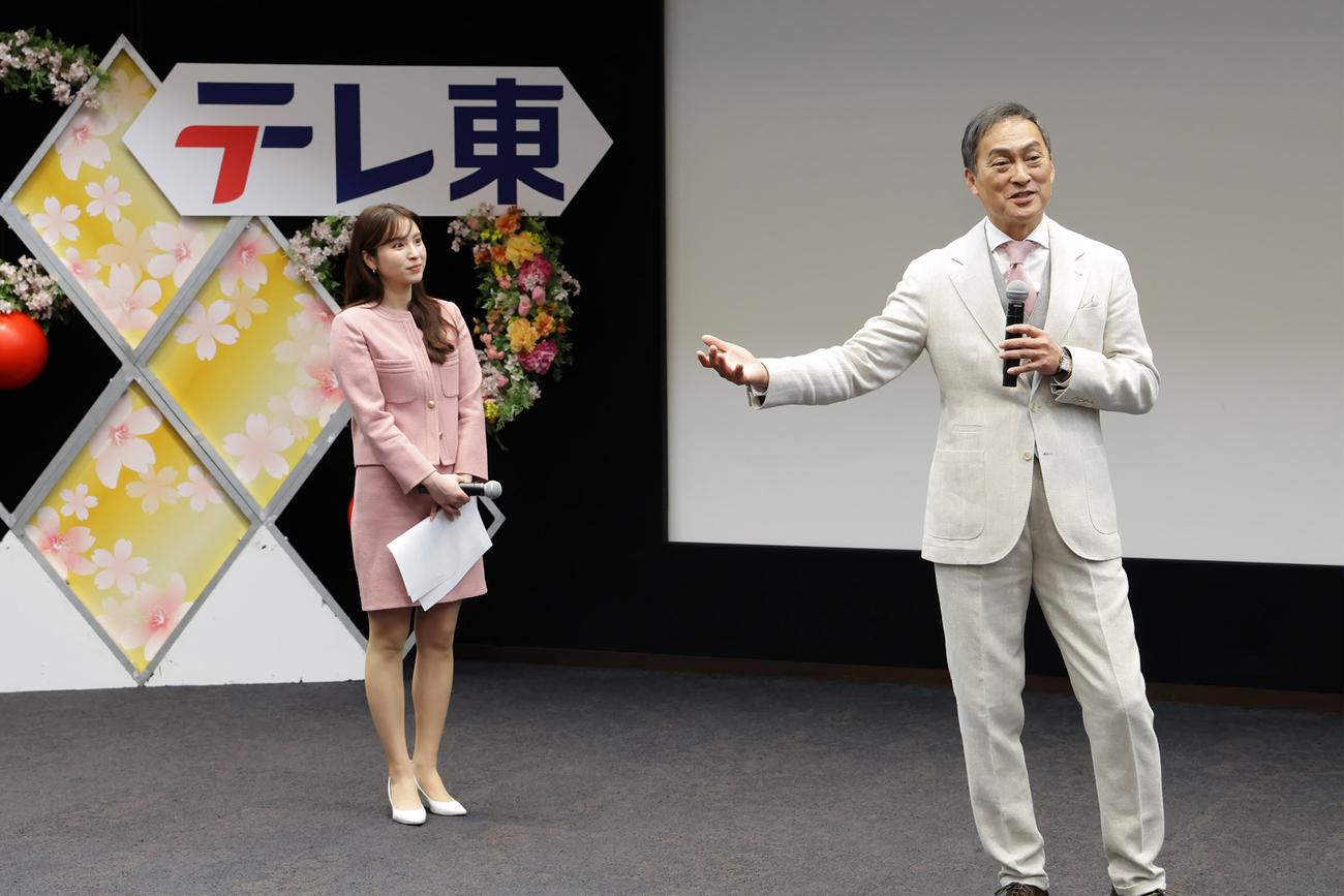 「2024年度テレビ東京グループ入社式」に登場した渡辺謙。左は角谷暁子アナ