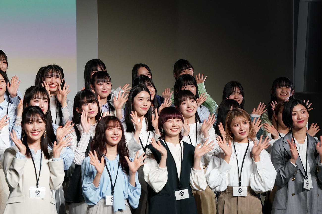 スターダストプラネット新プロジェクト記者発表会で手を振るメンバーたち（撮影・小沢裕）