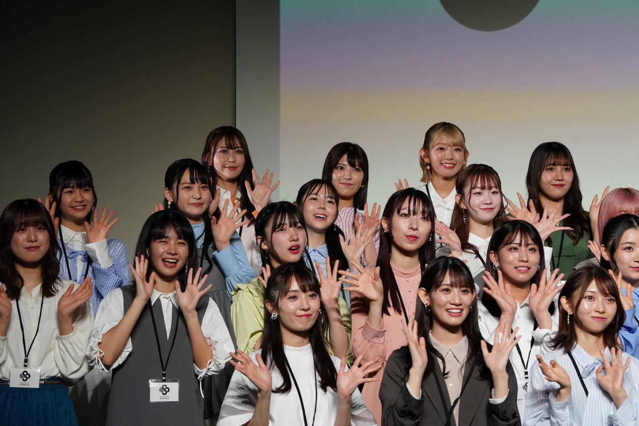 スターダストプラネット新プロジェクト記者発表会で手を振るメンバーたち（撮影・小沢裕）