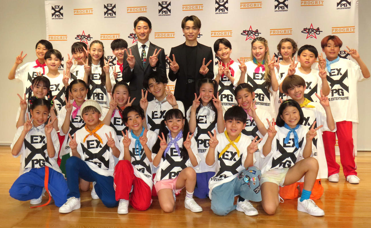 「EXPG STUDIO」新カリキュラム記者発表会でスクールの生徒らとともに写真に納まる、後列中央左から「プログリット」山碕峻太郎氏、EXILE TETSUYA