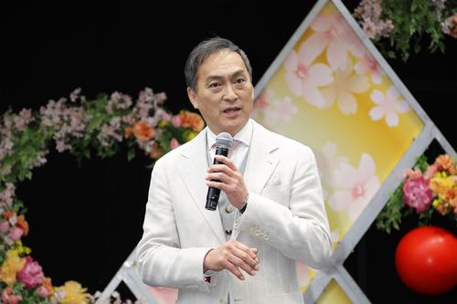 渡辺謙「胸張って、おもしろがってやってほしいなと」　テレ東入社式にサプライズ登場