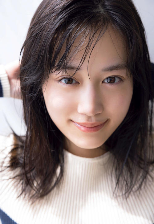 乃木坂46山下美月、２ｎｄ写真集裏表紙解禁　部屋着カットなど“ありのままの様子”垣間見せる