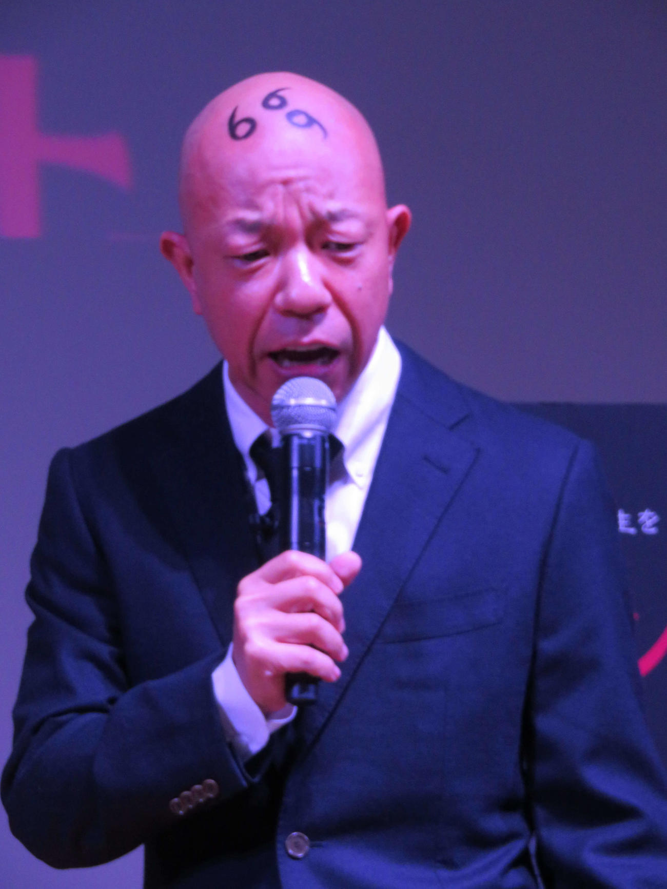 「オーメン：ザ・ファースト」公開記念イベントで頭に記された3つの6の数字を披露したバイきんぐ小峠英二（撮影・村上幸将）