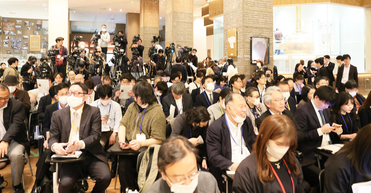 グランドオープン記念イベントに集まった多くの報道陣（撮影・足立雅史）