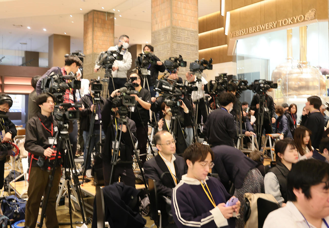 グランドオープン記念イベントに集まった多くの報道陣（撮影・足立雅史）