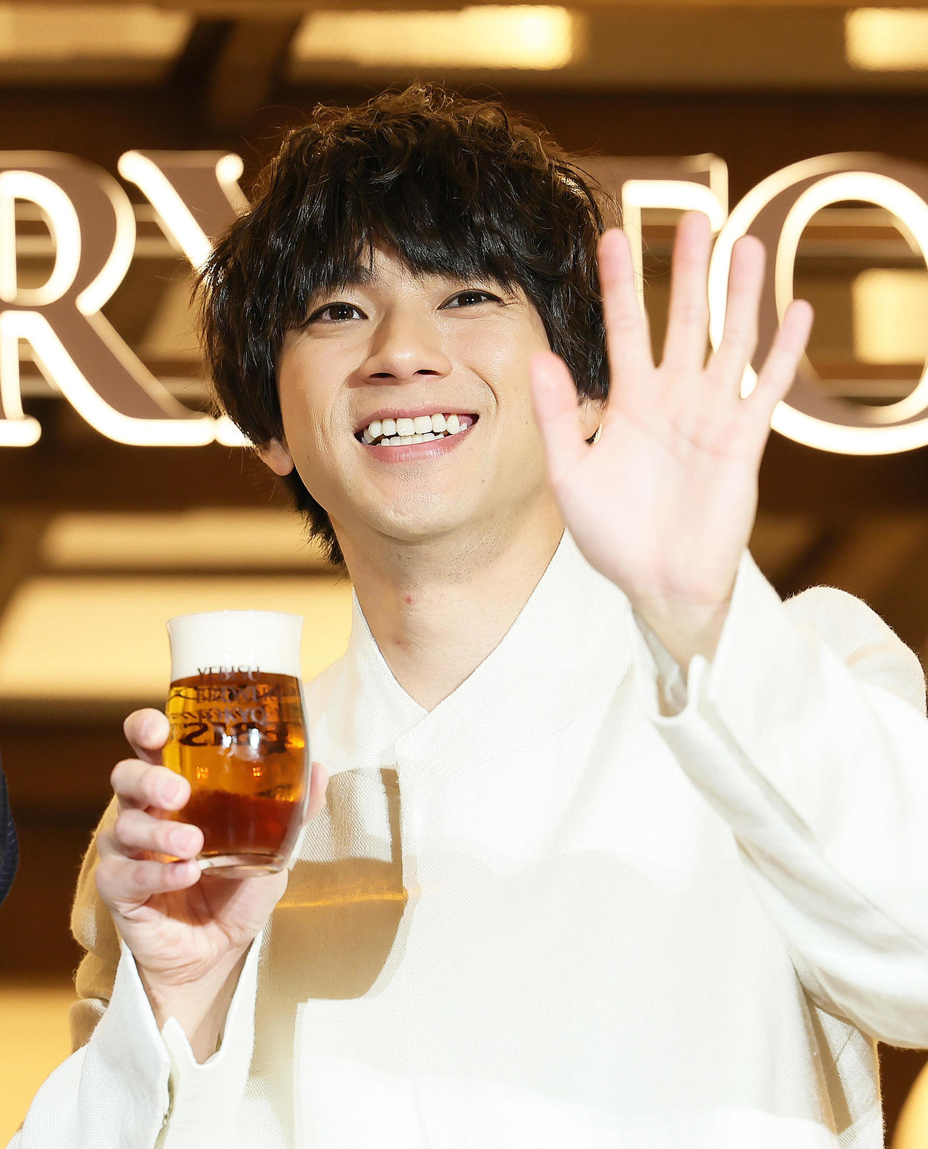 ビールを手に笑顔を見せる山田裕貴（撮影・足立雅史）