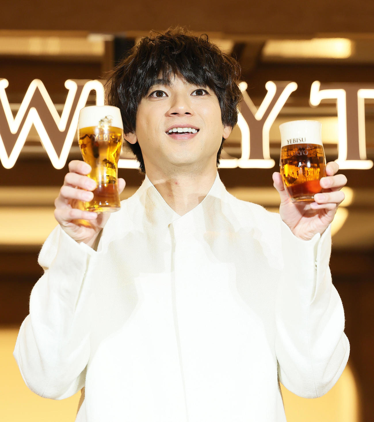 ビールを手に笑顔を見せる山田裕貴（撮影・足立雅史）