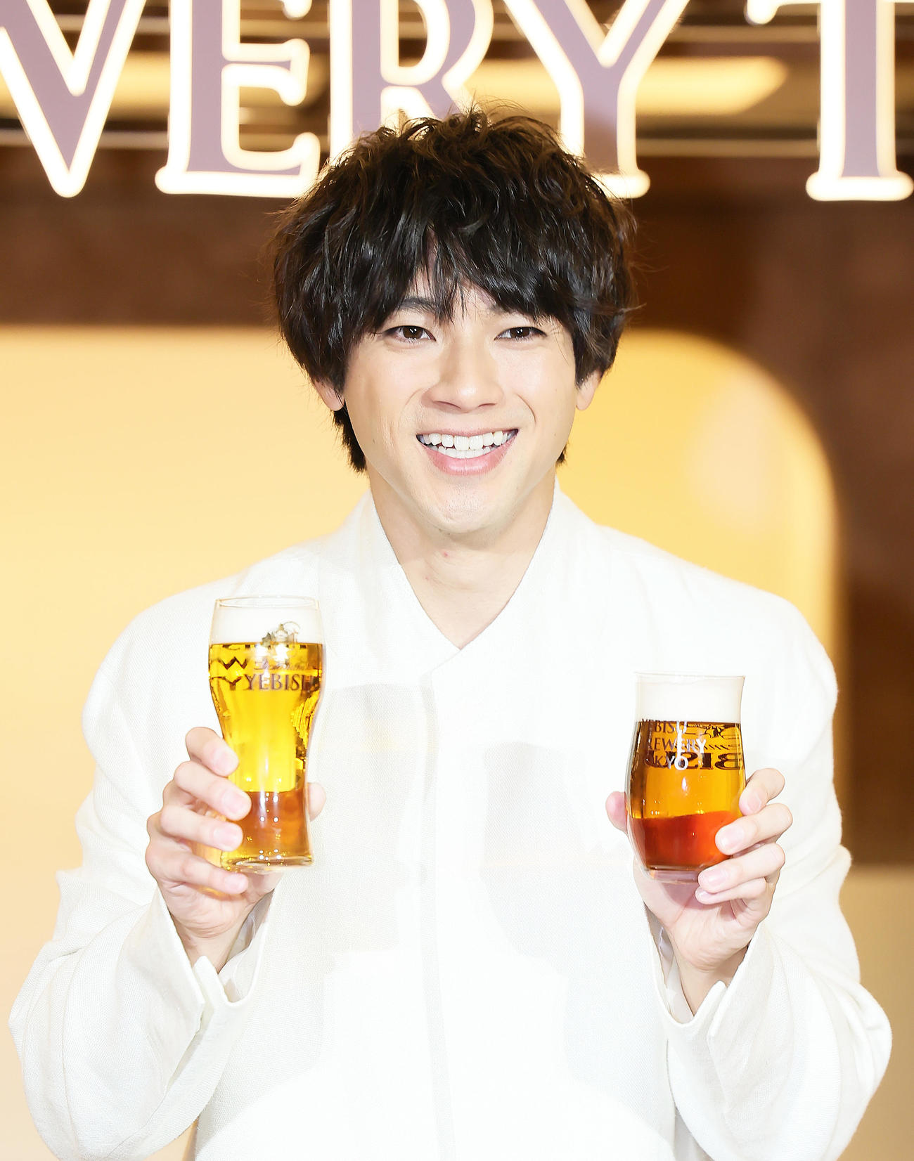 ビールを手に笑顔を見せる山田裕貴（撮影・足立雅史）