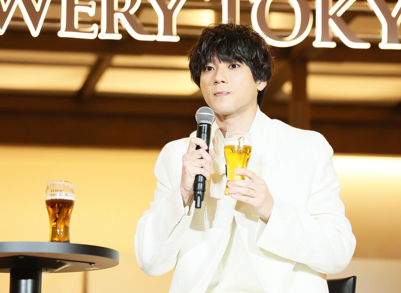 ビールを飲み比べする山田裕貴（撮影・足立雅史）