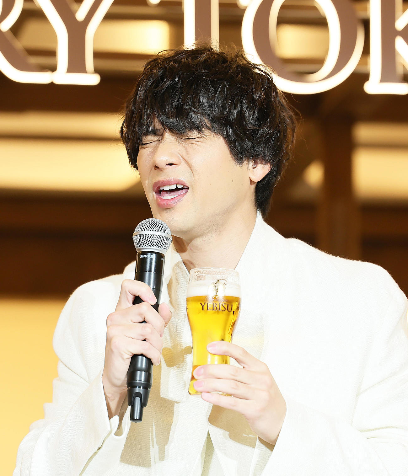 ビールを飲み比べする山田裕貴（撮影・足立雅史）
