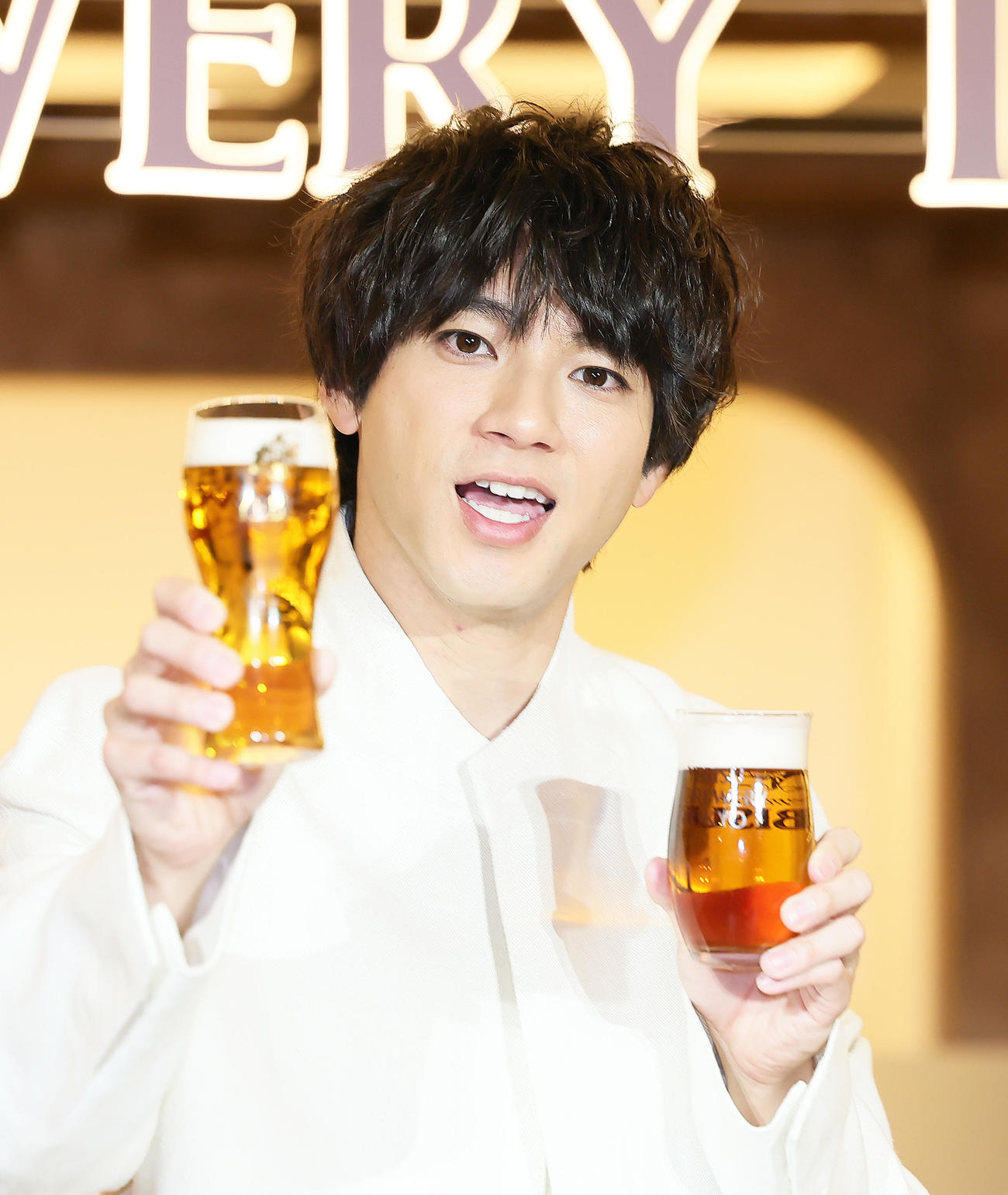 ビールを手に笑顔を見せる山田裕貴（撮影・足立雅史）