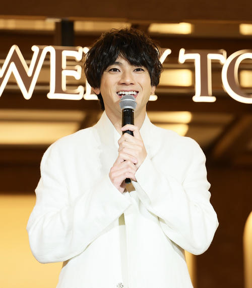 山田裕貴、西野七瀬と結婚後初の公の場　真っ白なスーツで登場