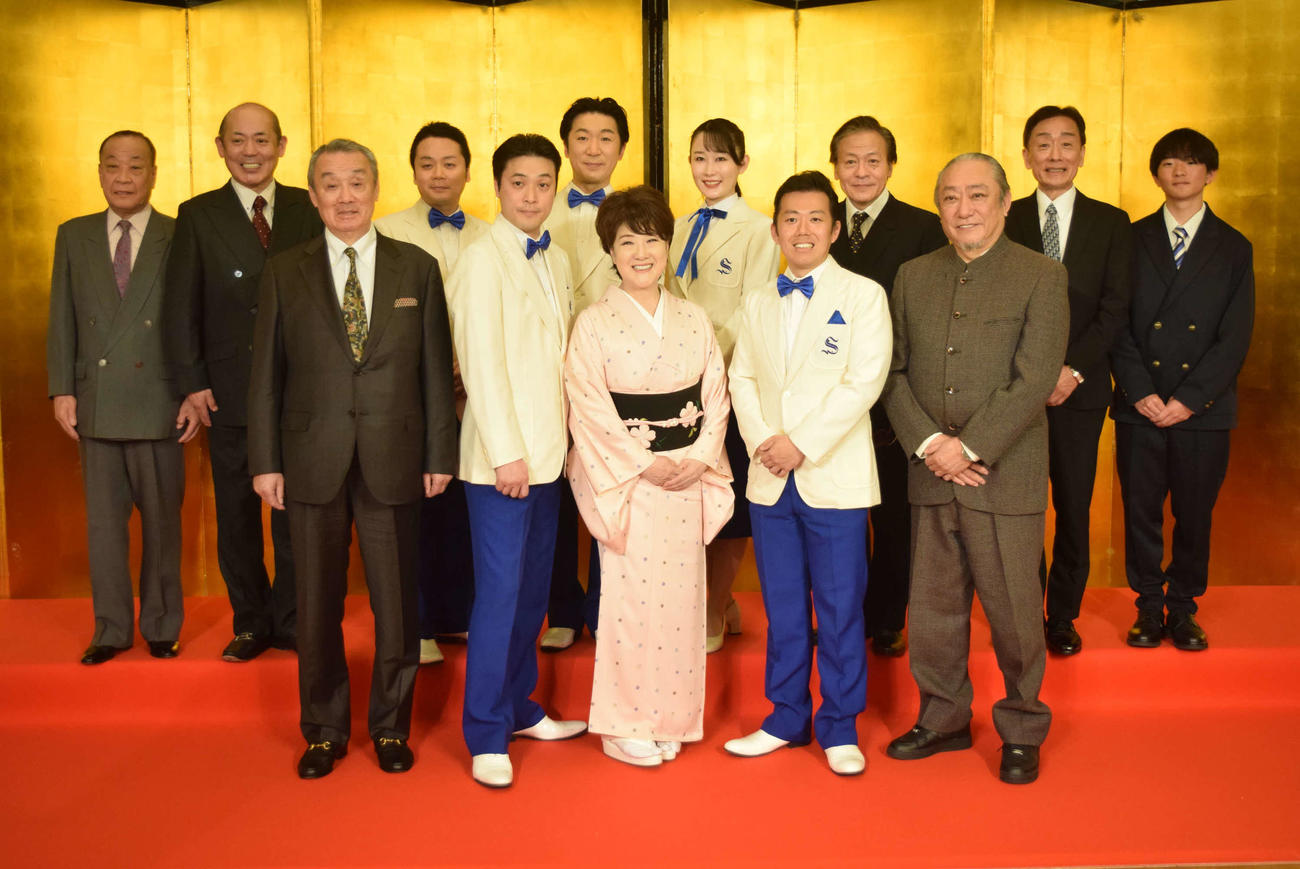 松竹新喜劇　喜劇発祥120年公演に出演する　前列左から）曽我廼家文童、渋谷天笑、川中美幸、藤山扇治郎、渋谷天外、後列左から）曽我廼家一二三、曽我廼家寛太郎、曽我廼家桃太郎、曽我廼家一蝶、曽我廼家いろは、曽我廼家八十吉、曽我廼家玉太呂、山川大遙（撮影・阪口孝志）