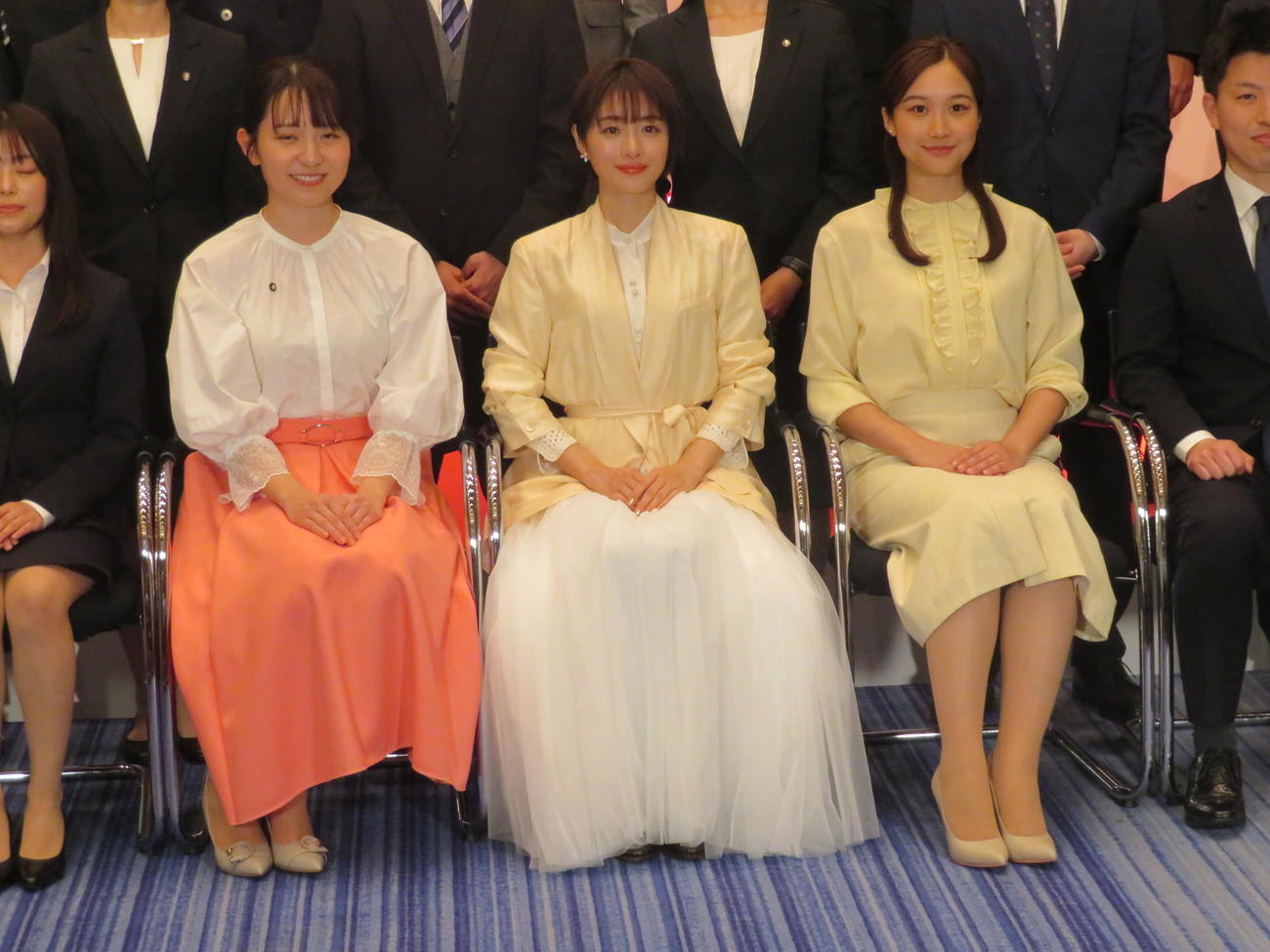 テレビ朝日の新入社員入社式にサプライズで登壇した石原さとみ（中央）と新人アナの松岡朱里（右）＆三山賀子（2024年4月1日撮影）