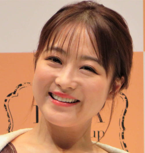 鈴木奈々、モデル青木英李とのお花見ショットを披露　仲良しメガネ姿に「姉妹みたい」の声