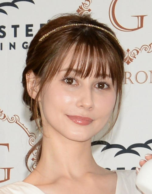 ダレノガレ明美”妖艶ヒップ”くっきり「衝撃美ボディー後姿」歩行動画に騒然「スタイルエグい」