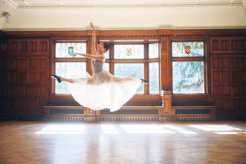 日向坂46松田好花、美しいバレエジャンプ決める先行カット解禁　5・28発売の初写真集