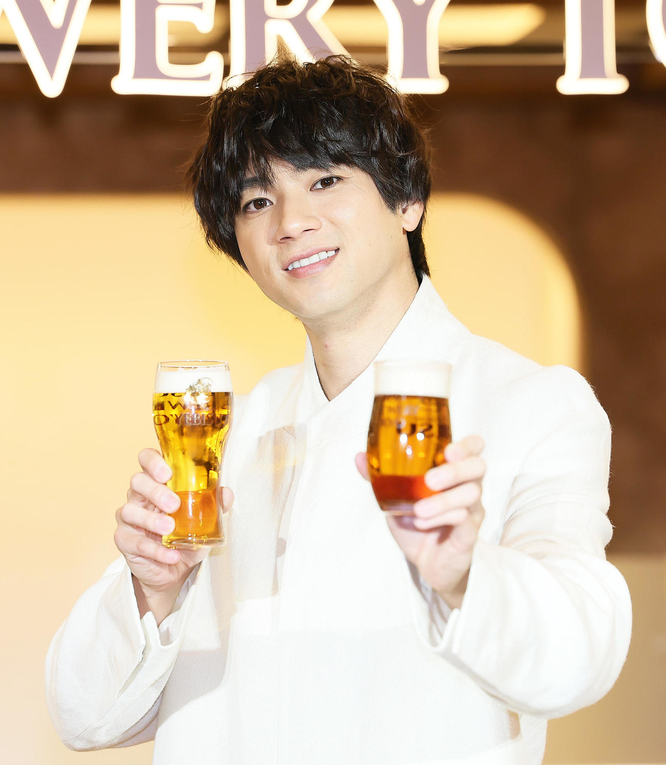 ビールを手に笑顔を見せる山田裕貴（撮影・足立雅史）