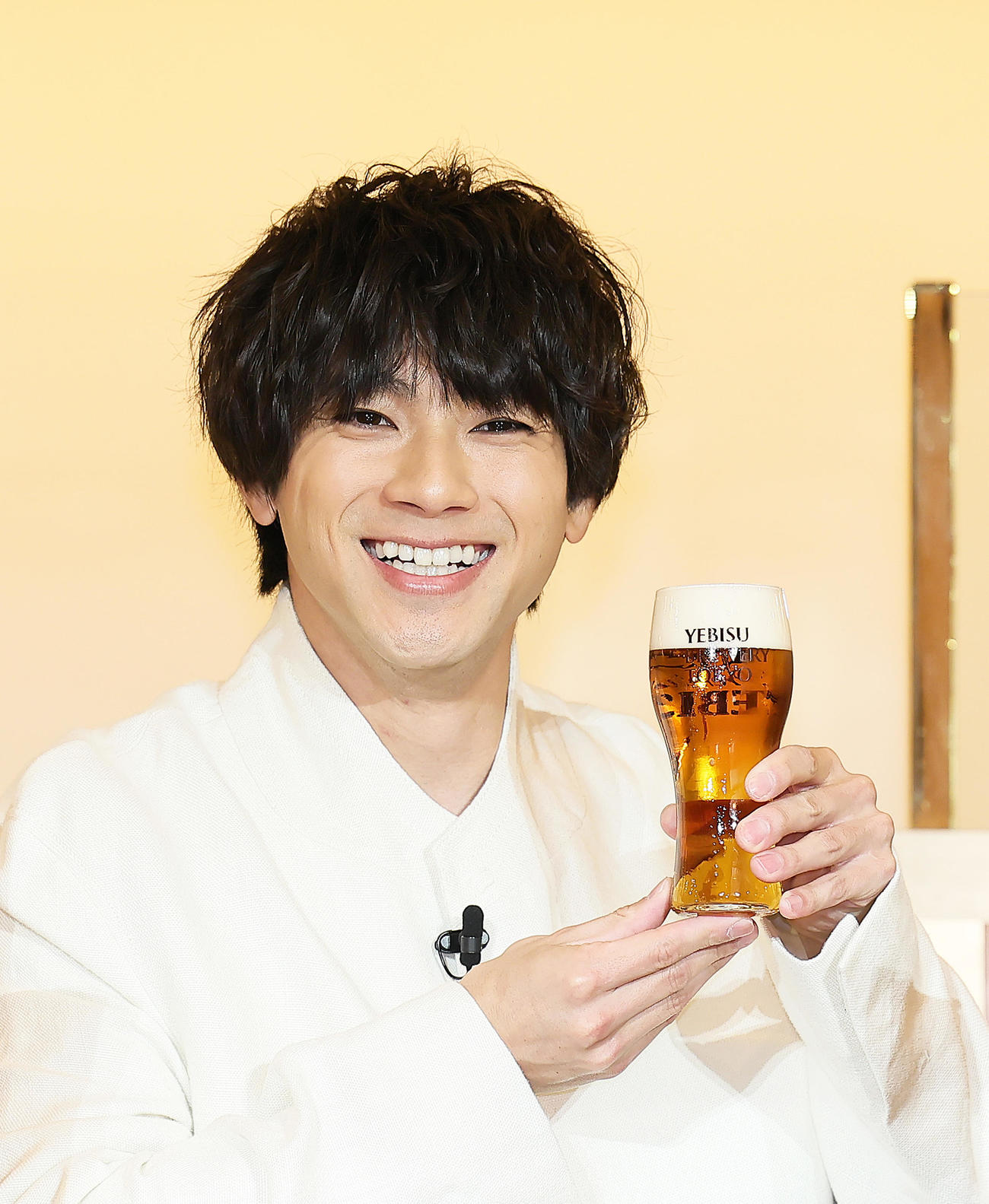 自身で注いだビールを手に笑顔を見せる山田裕貴（撮影・足立雅史）
