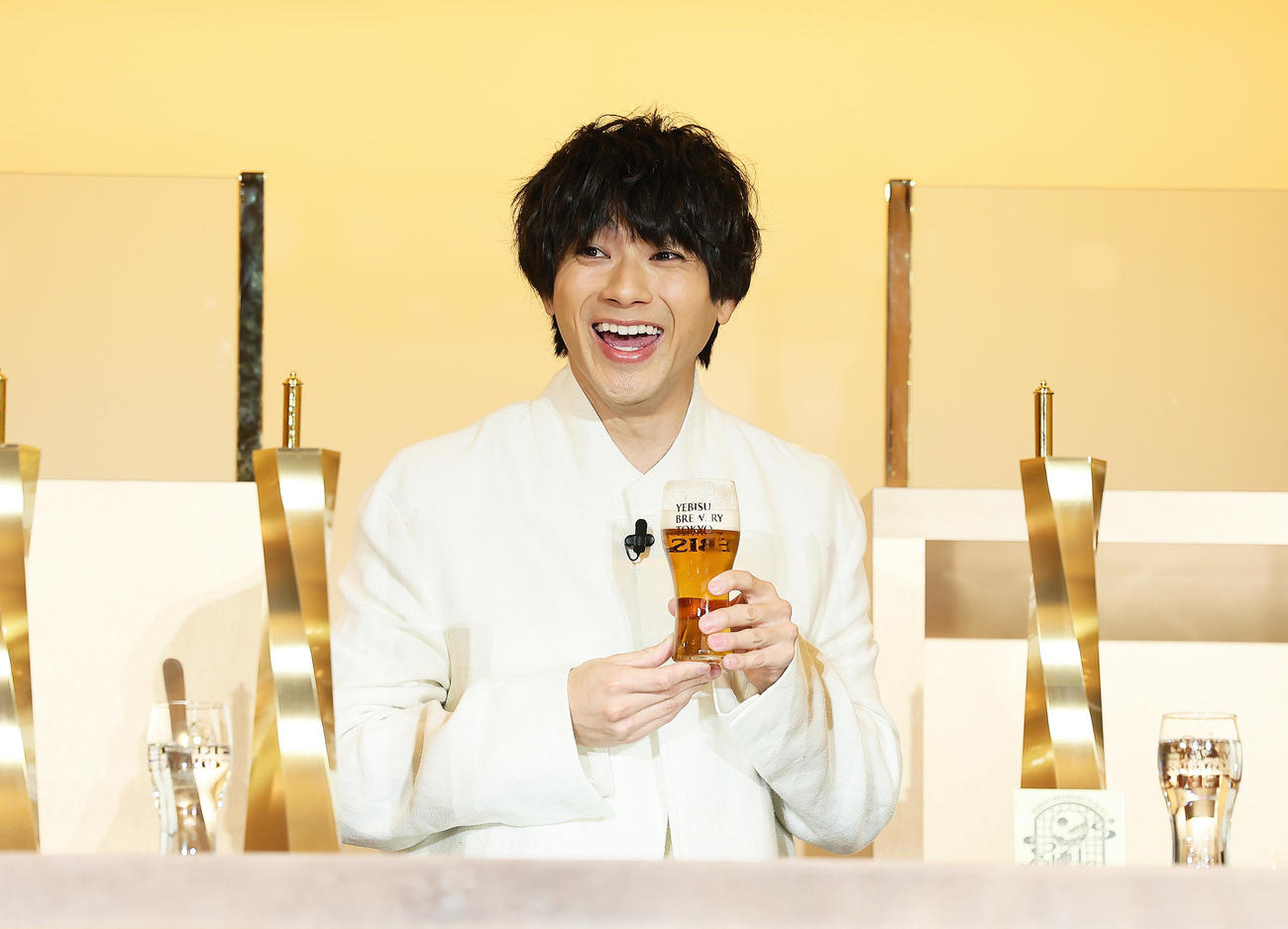 自身で注いだビールを飲み笑顔を見せる山田裕貴（撮影・足立雅史）