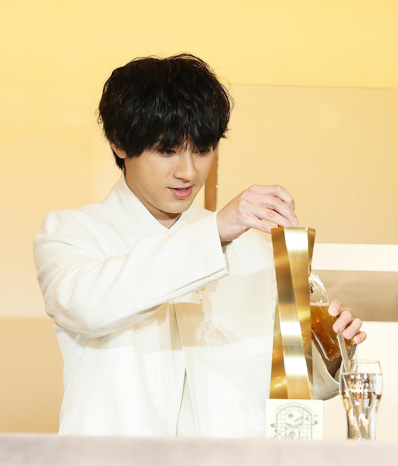 自身でビールをそそぐ山田裕貴（撮影・足立雅史）