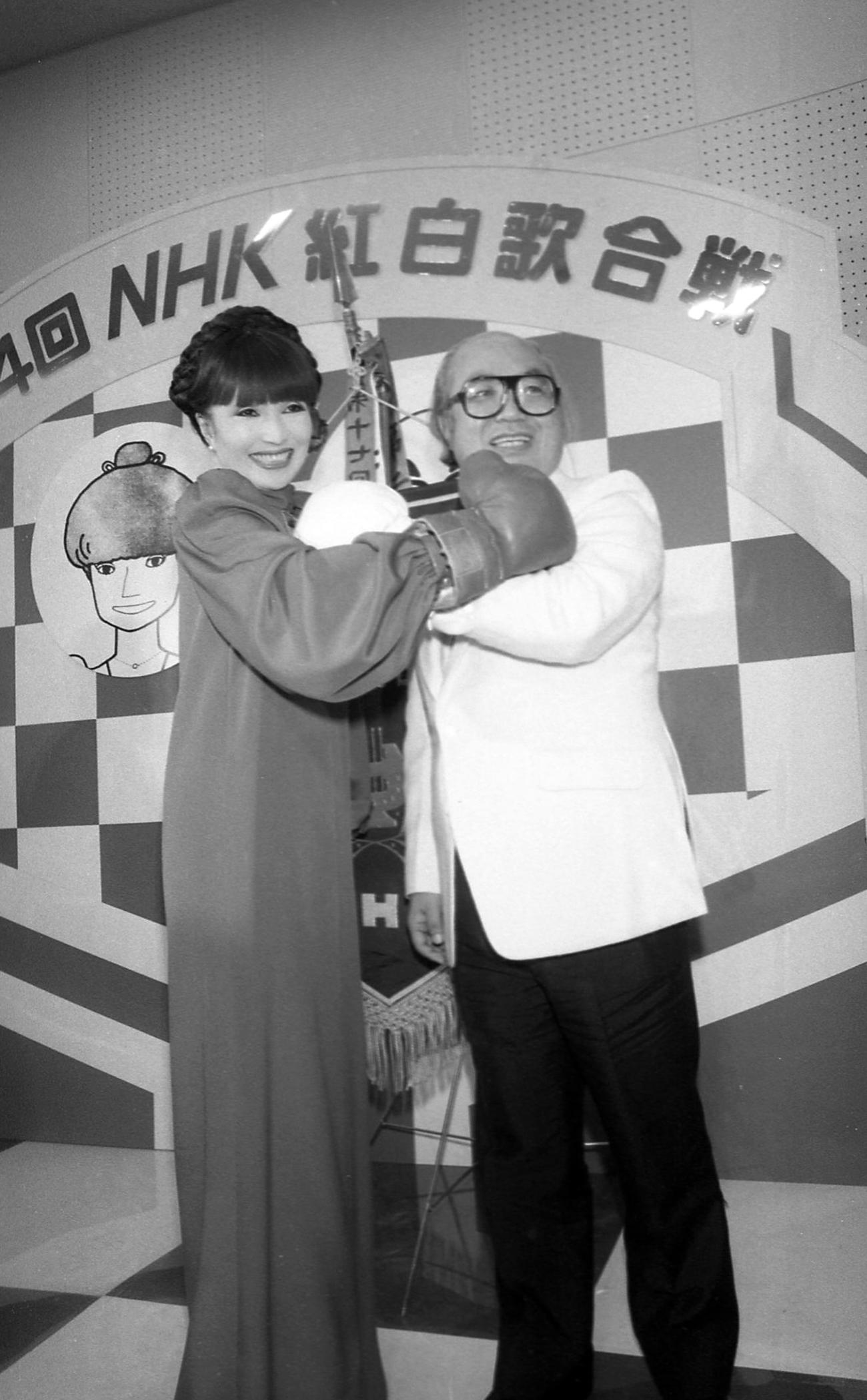「第34回NHK紅白歌合戦」司会者発表　紅組は4年連続黒柳徹子（左）、白組は初登場の鈴木健二アナウンサー（右）（1983年11月25日）