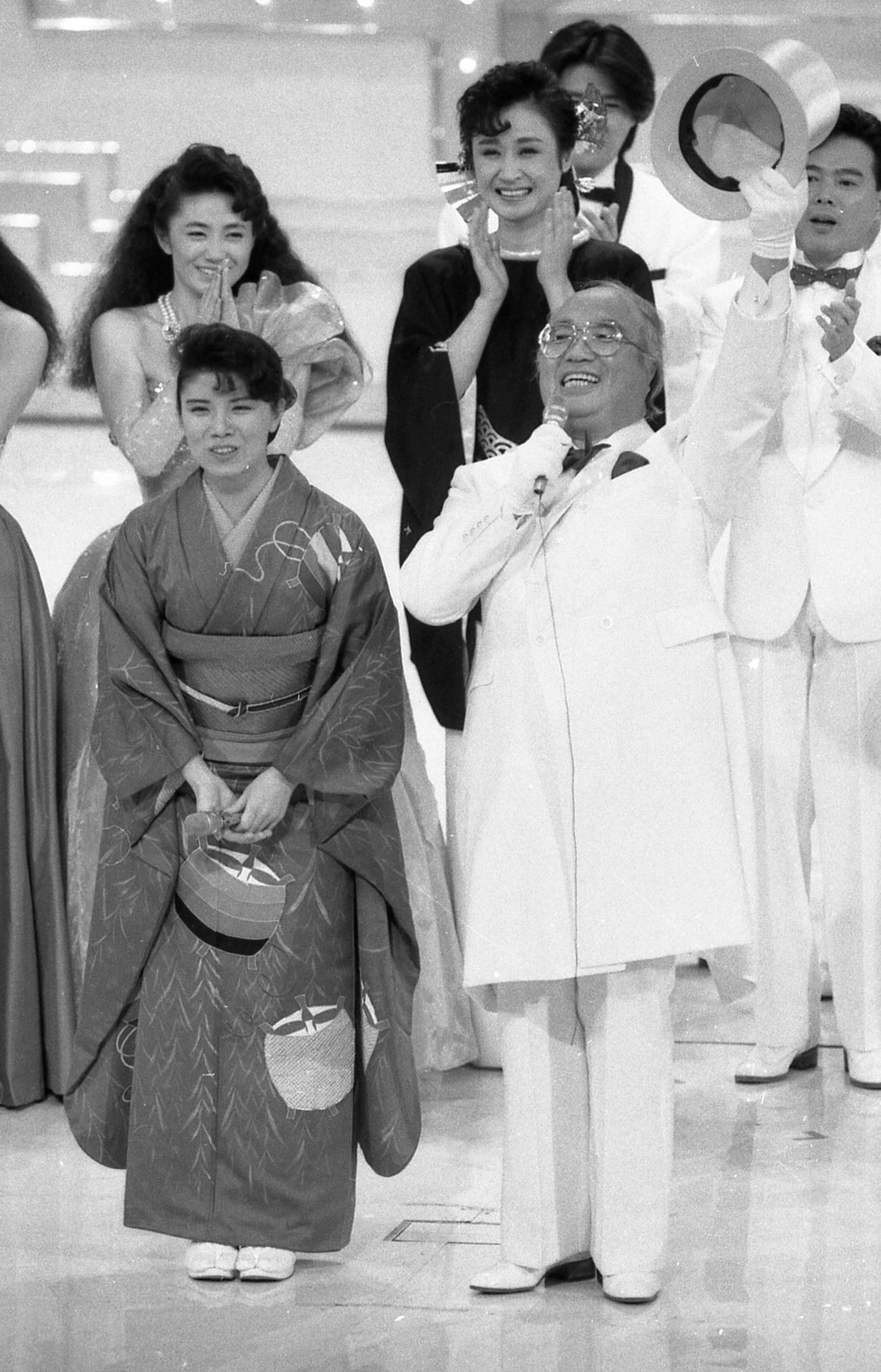 第36回NHK紅白歌合戦に臨む紅組司会の森昌子（左）と白組司会の鈴木健二アナウンサー（1985年12月31日）