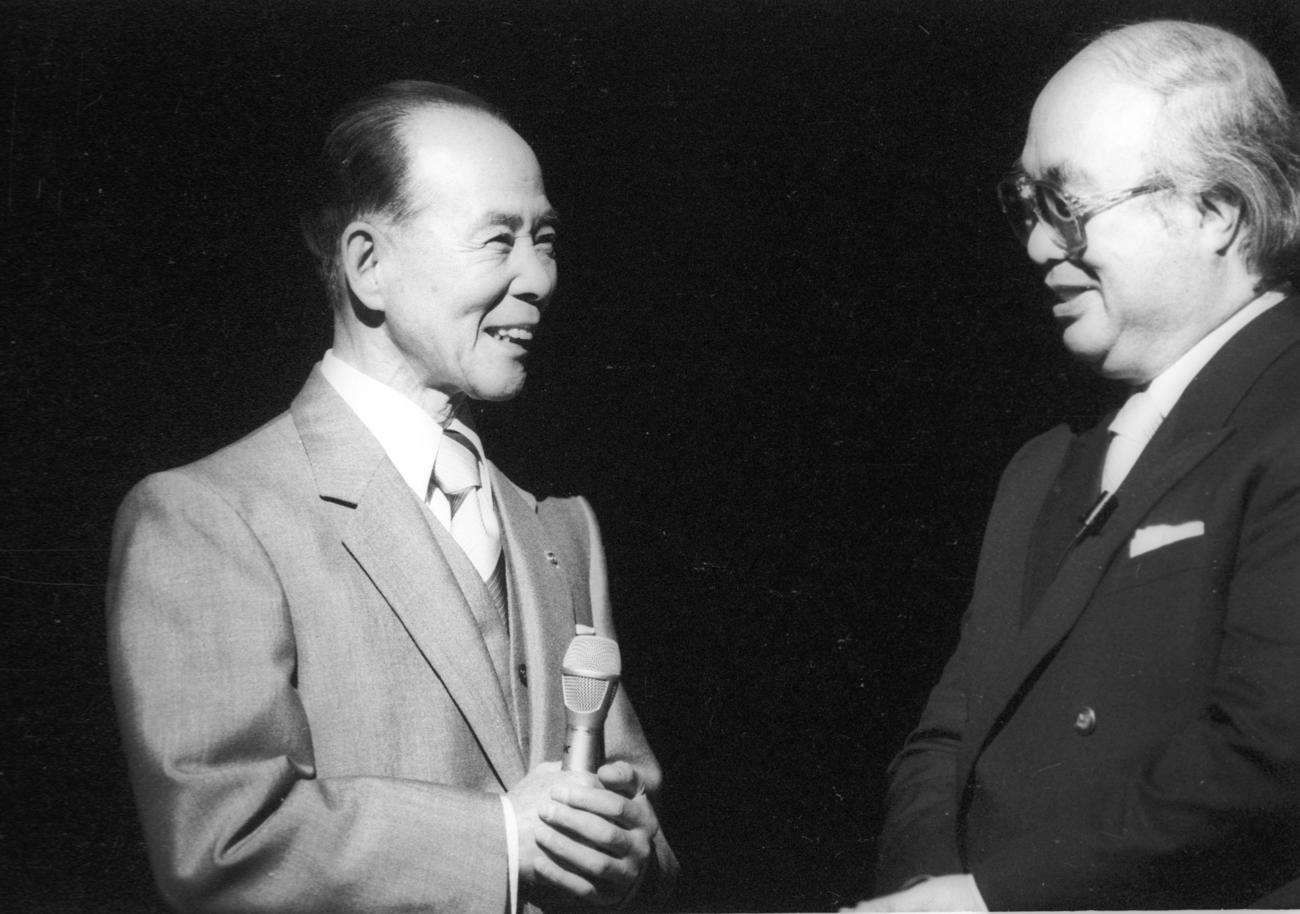 NHK「あの歌この人60年」で藤山一郎と談笑する司会の鈴木健二アナウンサー（右）（1985年3月12日）