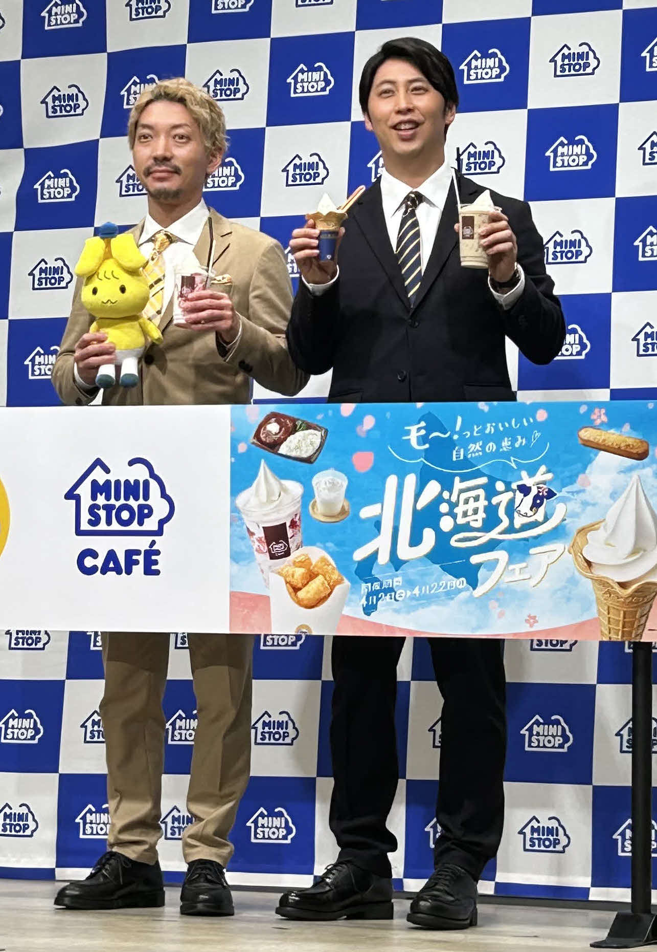 「ミニストップ　プライベートブランドリニューアル発表会」に出席したニューヨークの嶋佐和也（左）と屋敷裕政（撮影・松尾幸之介）