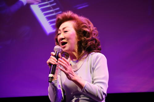 大月みやこ、新曲イベントで涙「歌えることの幸せ感じる」60周年祝うサプライズケーキに感激も