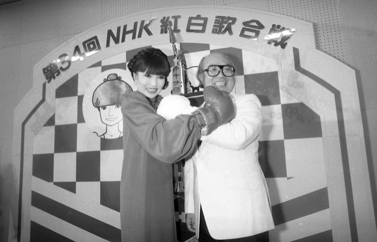 「第34回NHK紅白歌合戦」司会者発表　紅組は4年連続黒柳徹子（左）、白組は初登場の鈴木健二アナウンサー（右）（1983年11月25日）