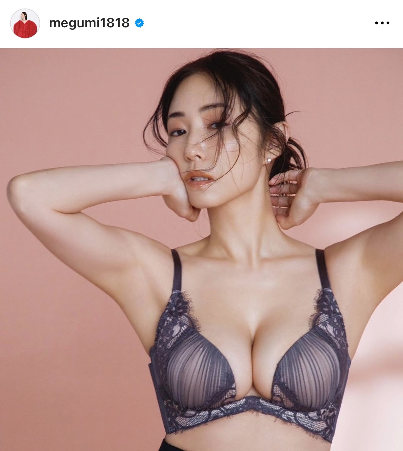 アンニュイな表情を浮かべ、透け感のある薄い紫色のブラジャーを装着して谷間を強調するMEGUMI（MEGUMIのインスタグラムから）