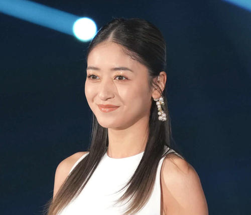 みちょぱ、「やっと結婚式を」とハワイ挙式を報告　ウエディングドレス姿＆バックハグ写真も公開