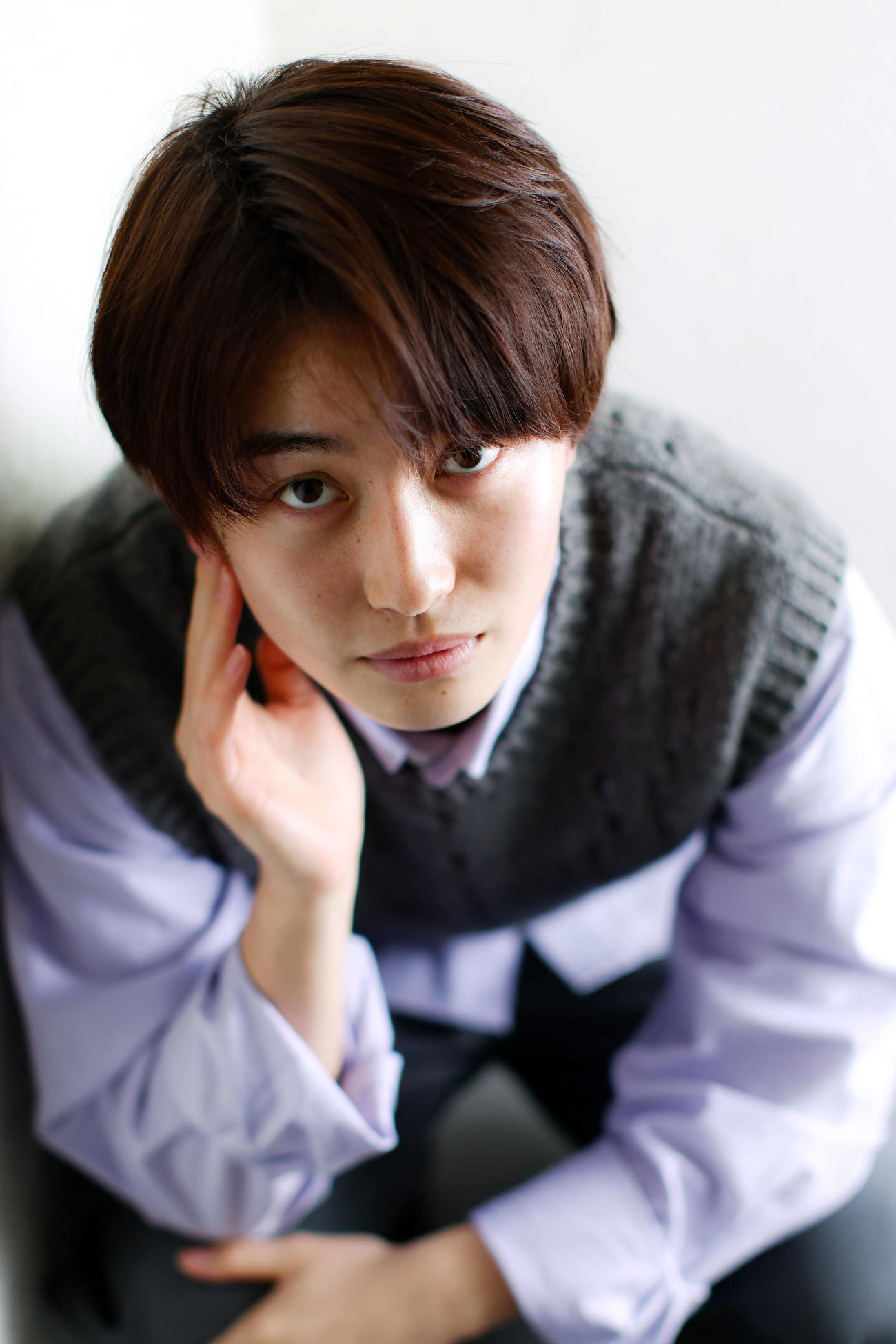 クールな表情で写真に納まる石山順征（撮影・河田真司）