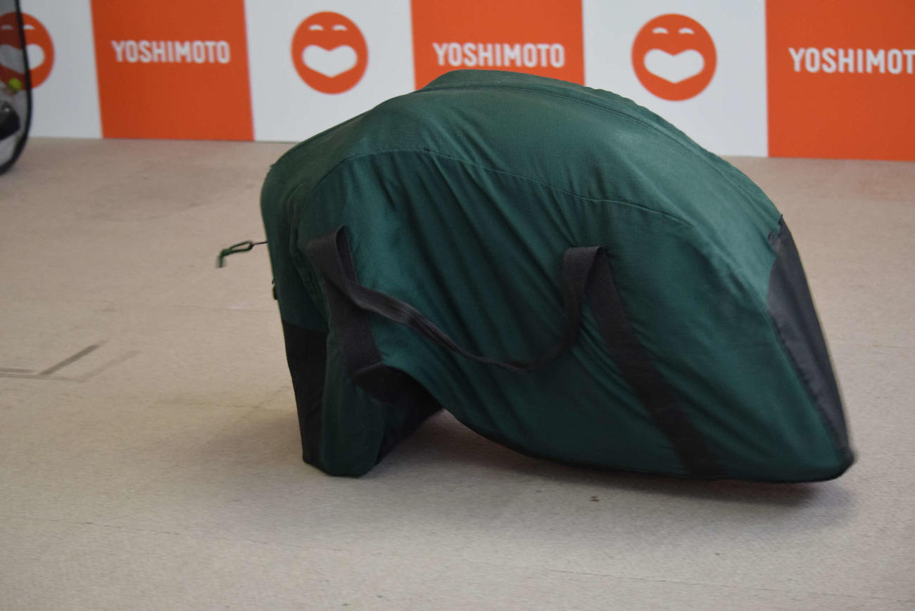カバンに入ったまま走るパフォーマンスを見せるビコーン！前田志良（撮影・阪口孝志）