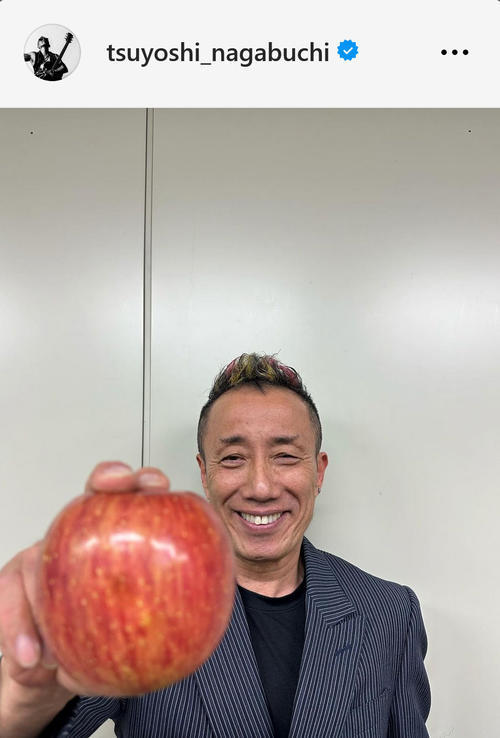 長渕剛、りんごを持ち笑顔の最新写真披露 「舌のもつれた常識に 真っ赤