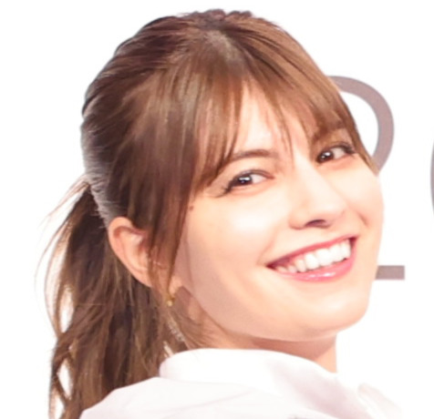 マギー、脇腹ざっくりドレス姿に「マギーちゃんしか似合わない」「俺は腹はみ出る自信はある」