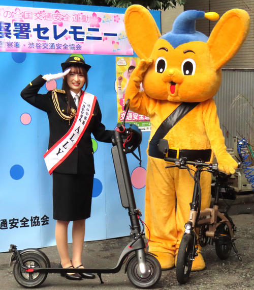 秋元康氏プロデュースアイドルALLY一日署長　白バイ出動の号令かけ感激「すごい迫力」