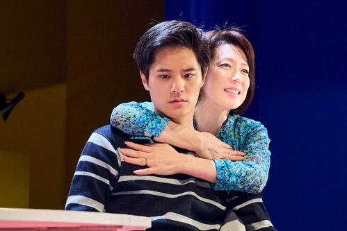 若村麻由美「世界中の母たちへ、感謝を込めてささげます」岡本健一＆圭人親子共演舞台５日初日