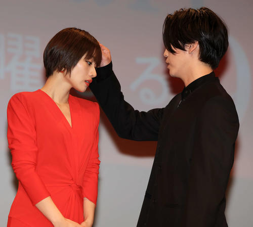 交際報道の亀梨和也＆田中みな実、公の場初ツーショット　報道陣呼び掛けも大音量の音楽で届かず