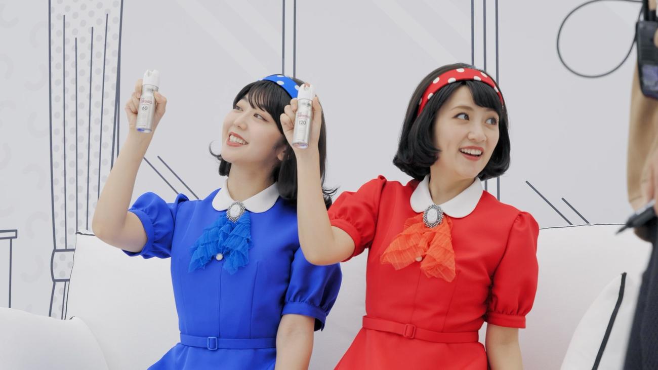 アース製薬「ゴキッシュ　スッ、スゴい！」新CMに出演する峯岸みなみ（左）と高橋みなみ