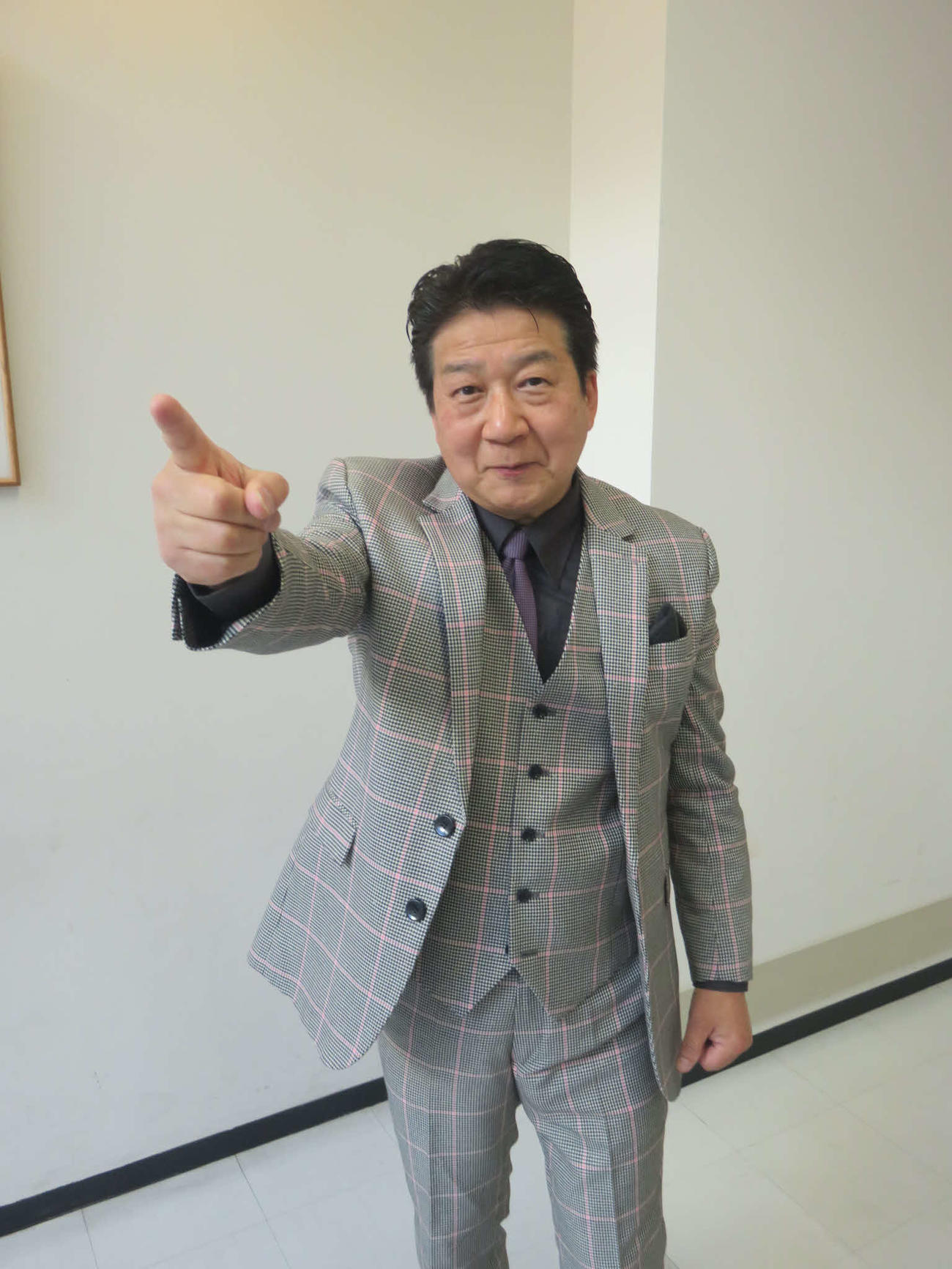 キャリア34年目にして朗々とした歌声を誇る西方裕之