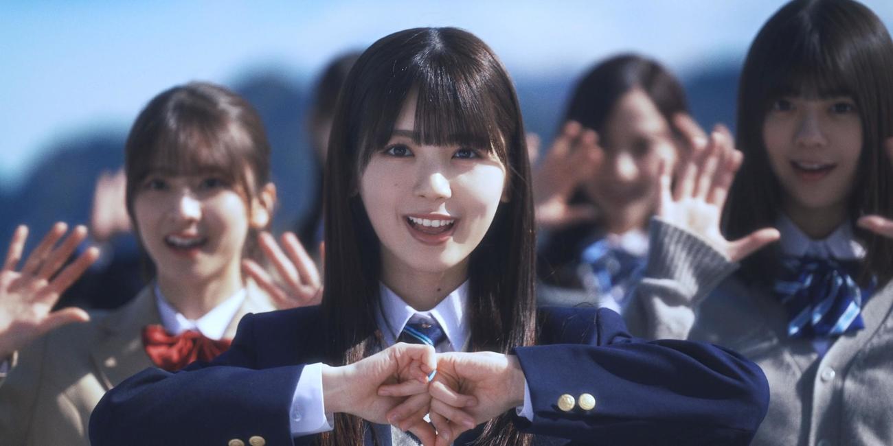 乃木坂46アンダー最新曲「車道側」MVのワンシーン。筒井あやめ（中央）がセンターを務める