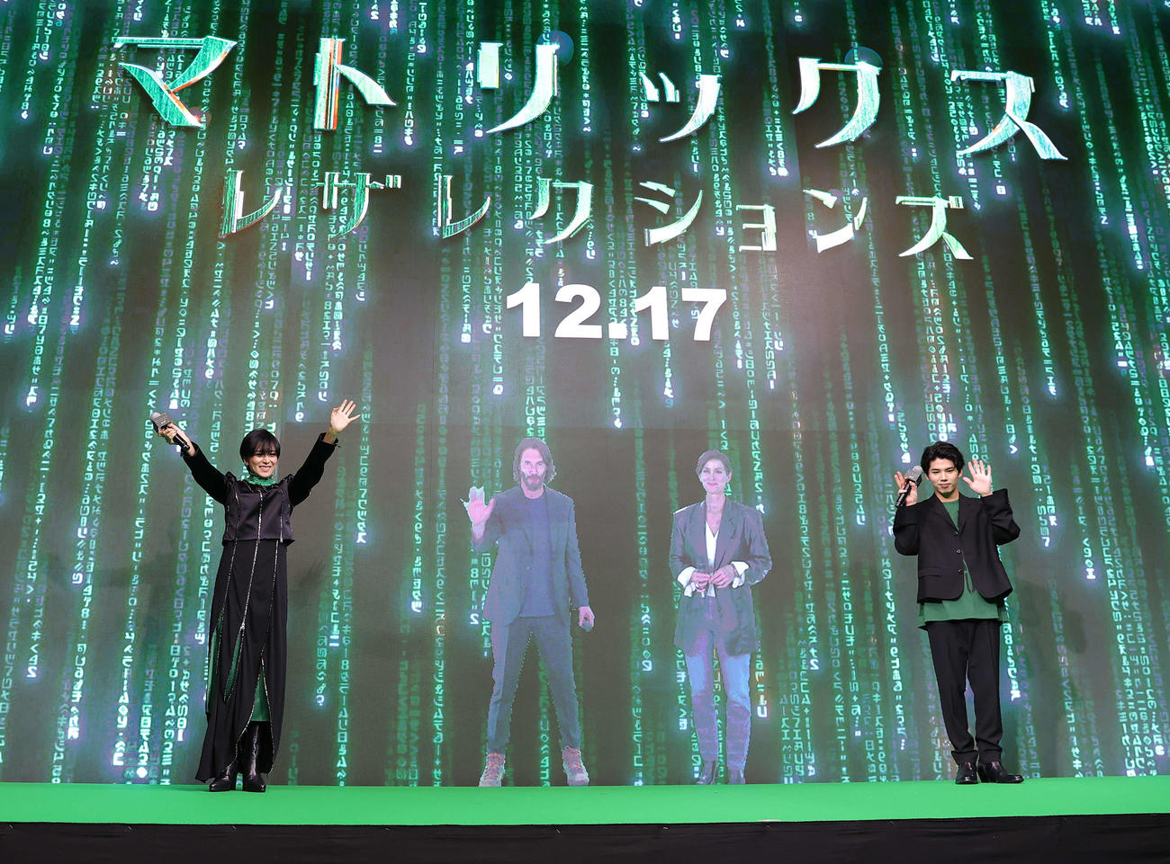 マトリックスデイイベントに登場した、左から柴咲コウ、キアヌ・リーブス、キャリー＝アン・モス、Hiro（2021年12月7日）