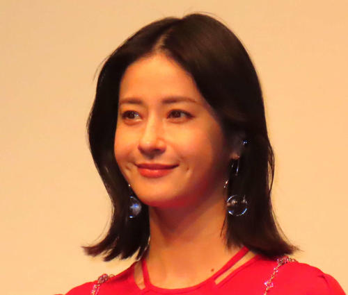 松本若菜、40歳の目標は“前屈”「より一層自分の体を見つめ直そうと」ヒールで前屈披露