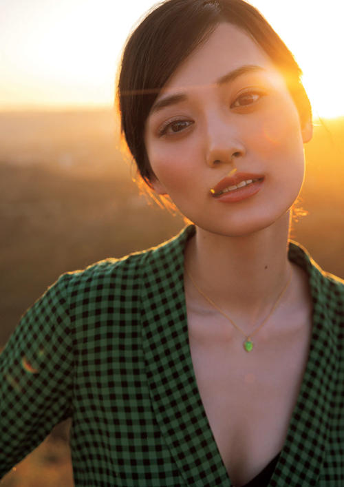乃木坂46山下美月２nd写真集先行カット解禁、LAの夕日バックに女優ムードあふれるショット