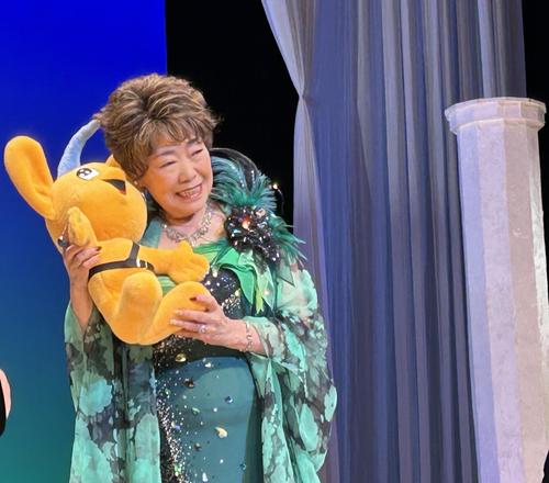 秋元順子、交通安全のつどいに参加　得意のダジャレで「駐車場の９番には停められない」